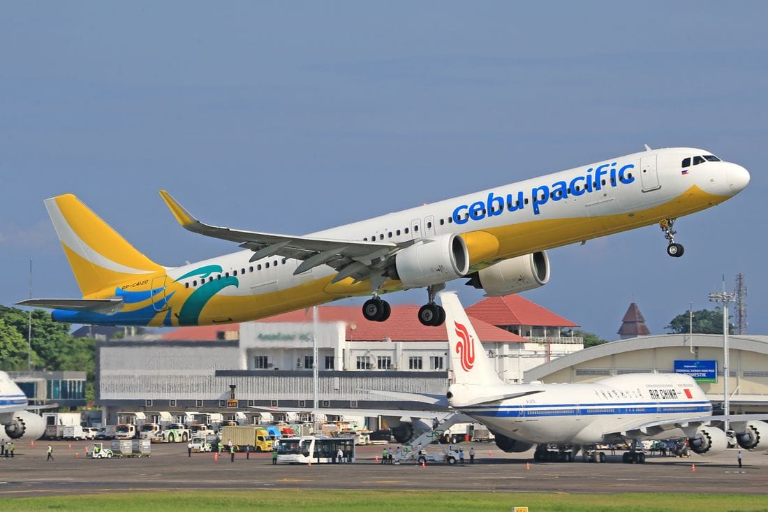 Avião comercial em aeroporto, ilustração de viagem aérea