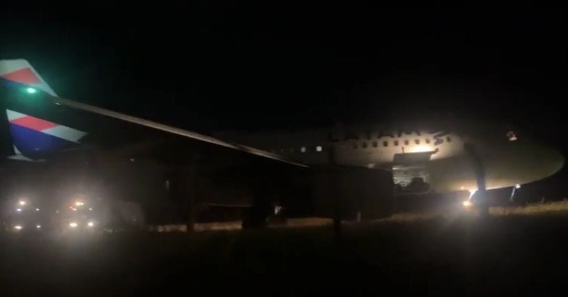 Avião da Latam sai da pista durante pouso em Chapecó: todos seguros