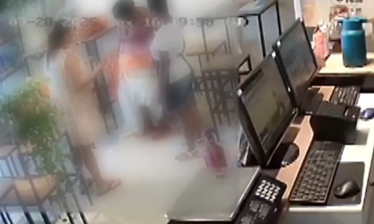 Baiana passa por humilhação e tira roupa para provar inocência