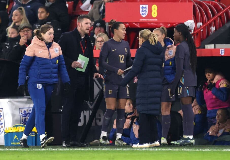 Sarina Wiegman revela motivo inusitado para ausência de Lucy Bronze