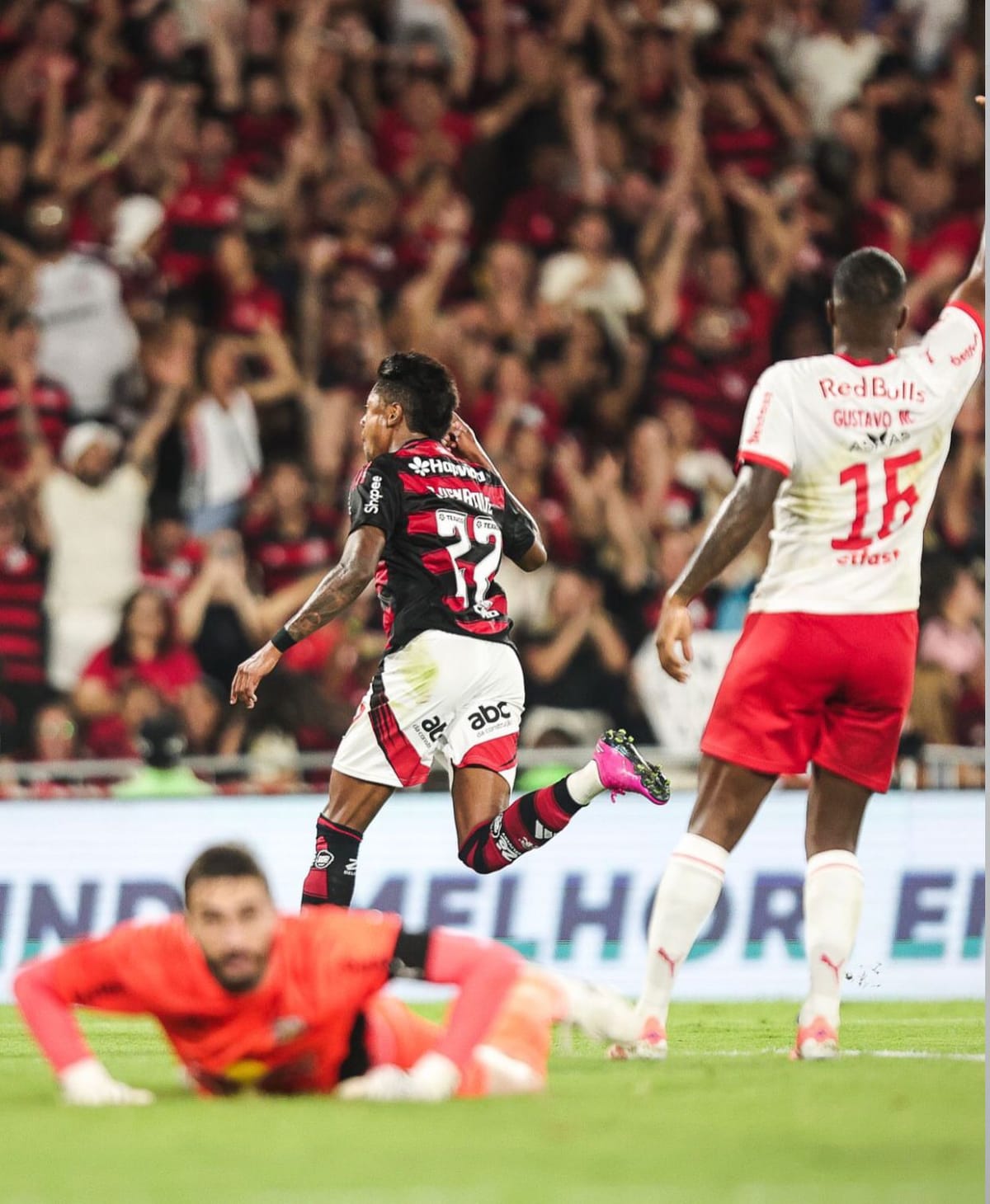 Flamengo vence o Bragantino e Dispara na Liderança após tropeço do Palmeiras