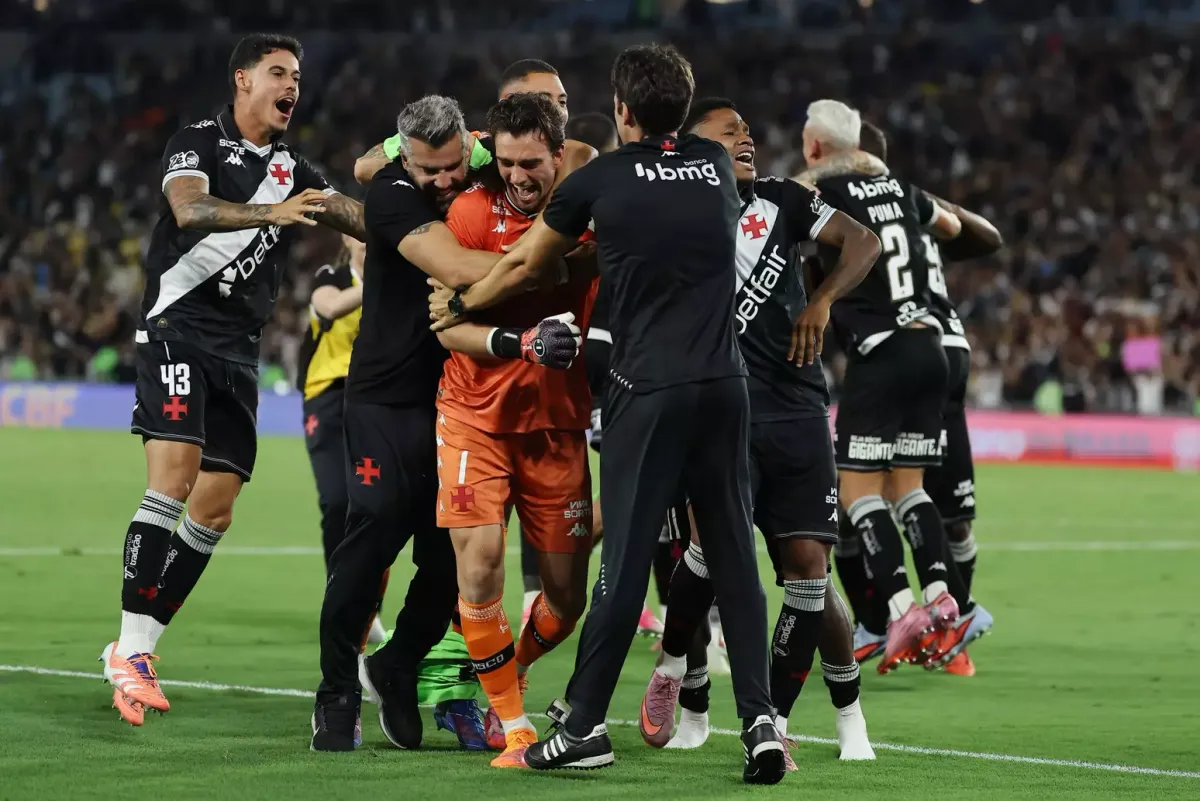 Léo Jardim vira herói nos pênaltis e Vasco elimina Fluminense na Copa do Brasil