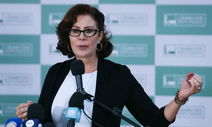 Carla Zambelli renuncia ao mandato; Câmara dará posse ao suplente