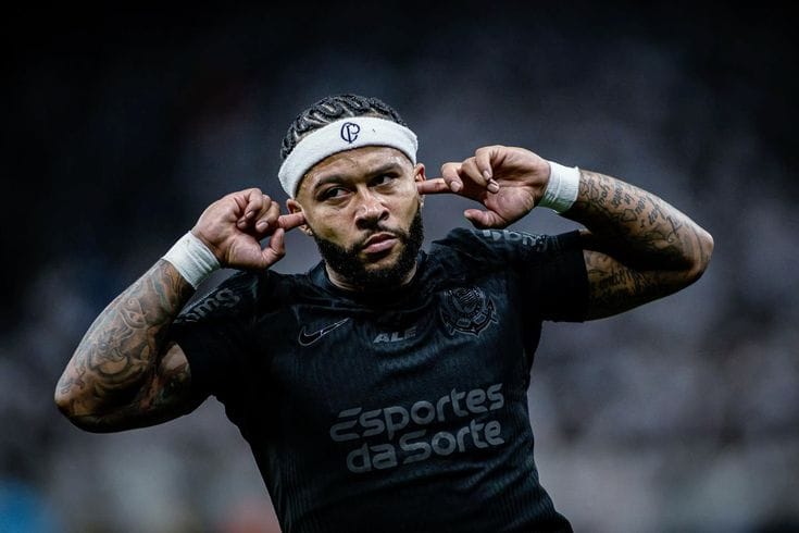 Depay decide, Corinthians vence Cruzeiro e larga em vantagem na semifinal da Copa do Brasil