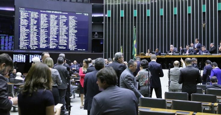 Câmara dos Deputados mantém mandato de Zambelli e cria crise com o STF