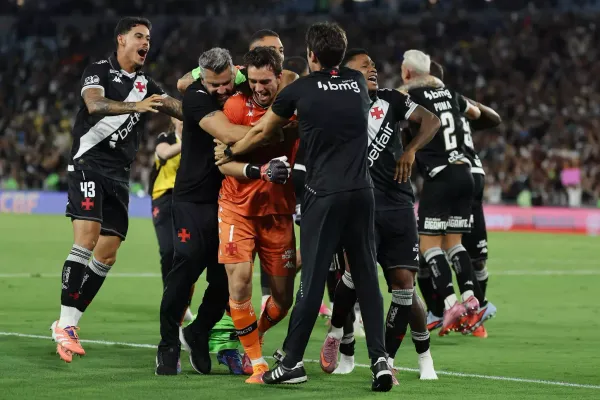 Léo Jardim vira herói nos pênaltis e Vasco elimina Fluminense na Copa do Brasil