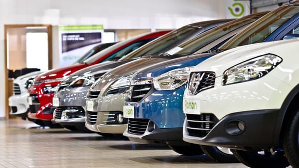 Os carros que mais desvalorizaram no Brasil em 2025: Elétricos e populares lideram perdas