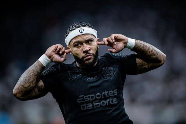 Depay decide, Corinthians vence Cruzeiro e larga em vantagem na semifinal da Copa do Brasil