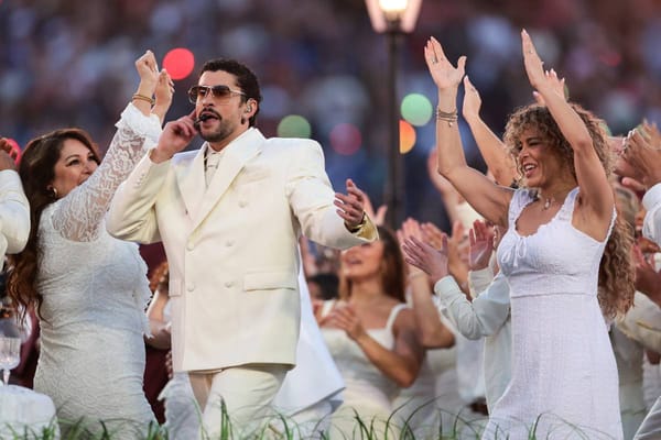 Bad Bunny brilha no Super Bowl, exalta cultura latina e provoca reação de Trump