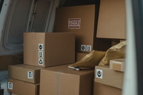 Caixas de encomendas organizadas para entrega