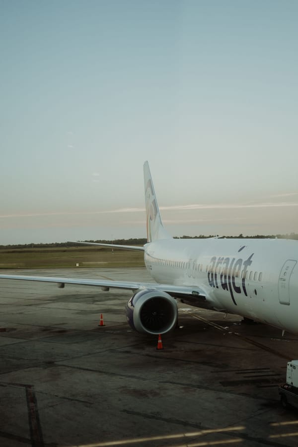 Avião comercial em aeroporto, ilustração de viagem aérea