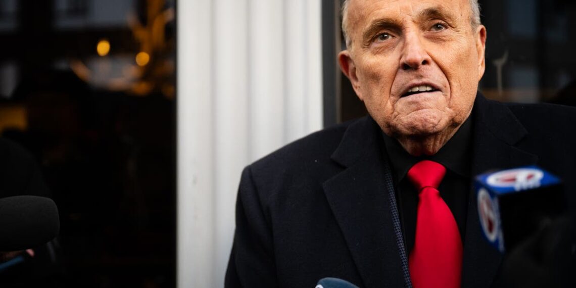 Rudy Giuliani visa Donald Trump por 'honorários advocatícios não pagos' em novo pedido de falência