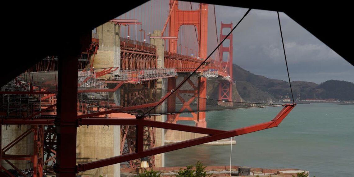 A icônica ponte Golden Gate de São Francisco recebe redes para prevenir mortes por suicídio