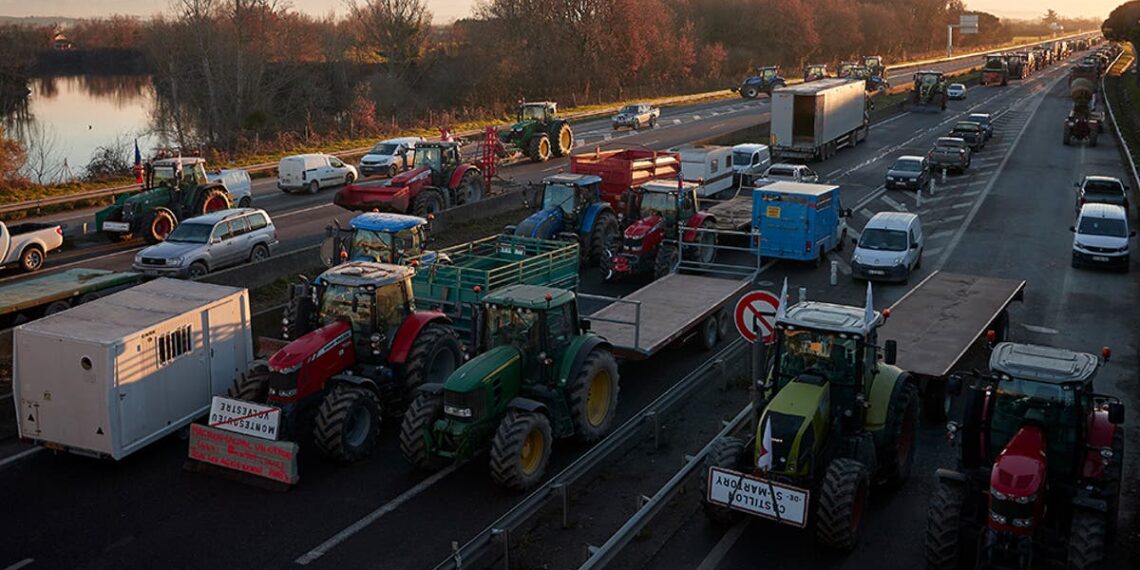 Assista ao vivo: Agricultores franceses em tratores bloqueiam estradas enquanto protesto se aproxima de Paris