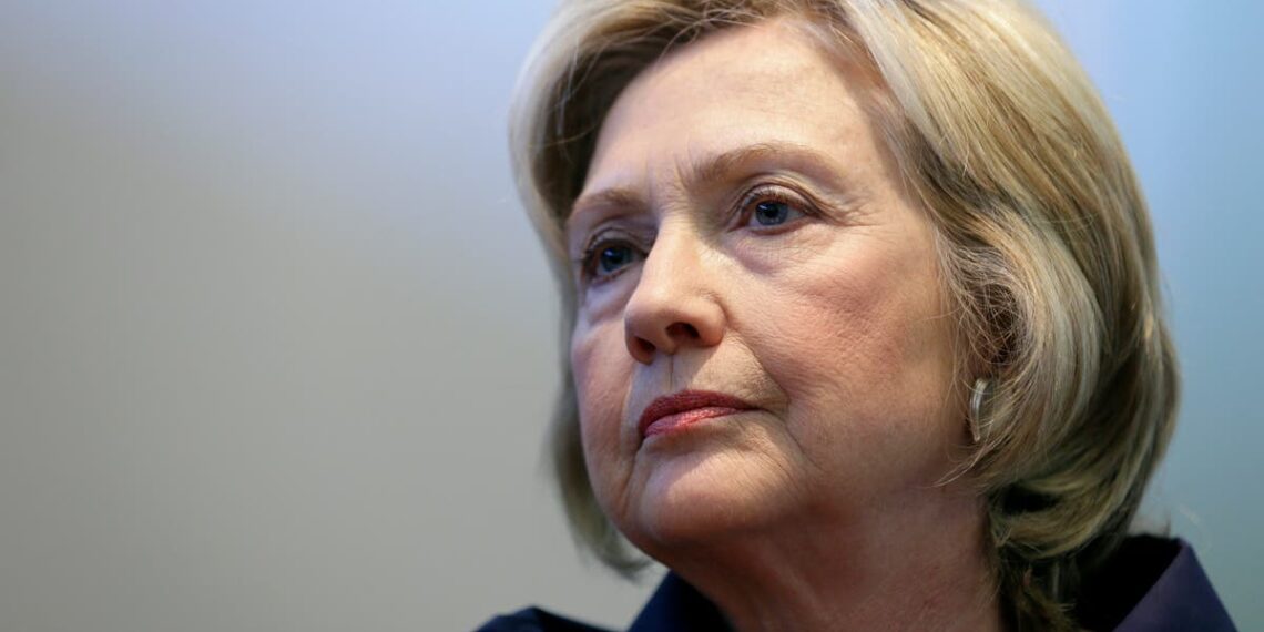 Campanha de Hillary Clinton acusada infundadamente de pressionar a vítima de Epstein em 2008, revelam documentos