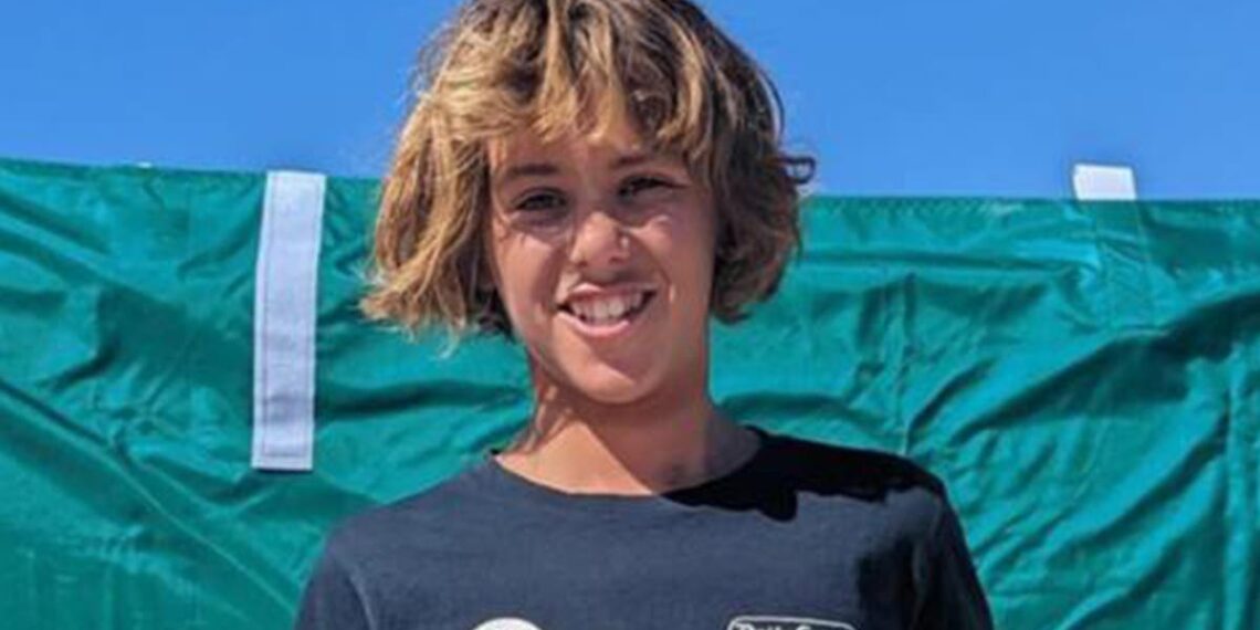 Centenas prestam homenagem à 'linda' surfista de 15 anos morta em ataque de tubarão
