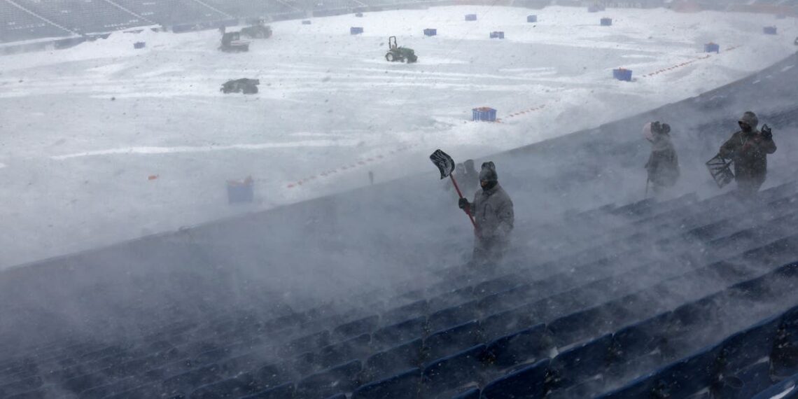 Com a neve ainda caindo, o Bills pede aos fãs que ajudem a cavar o estádio para o jogo dos playoffs contra o Steelers