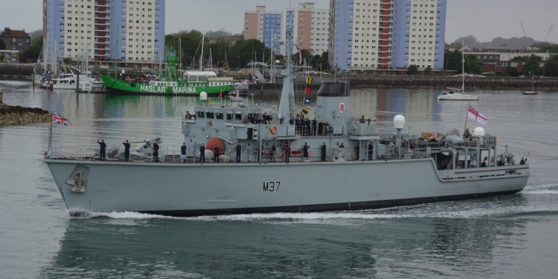 Dois navios de guerra da Marinha Real caem na costa do Bahrein com ‘danos sofridos’