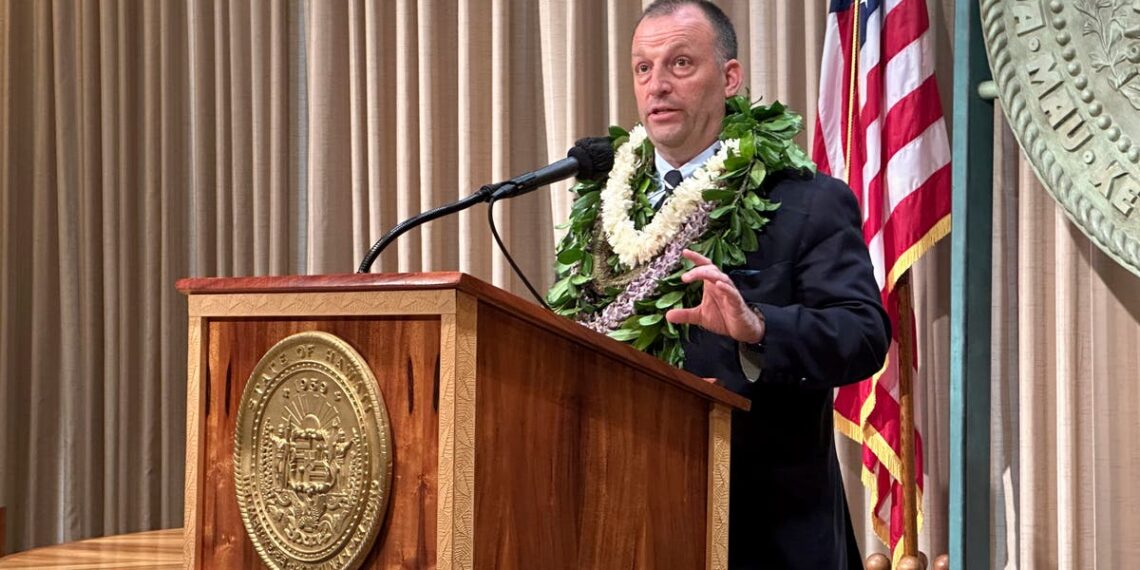 Governador do Havaí elogia apoio a Maui e visa aluguéis por temporada, agravando a escassez de moradias