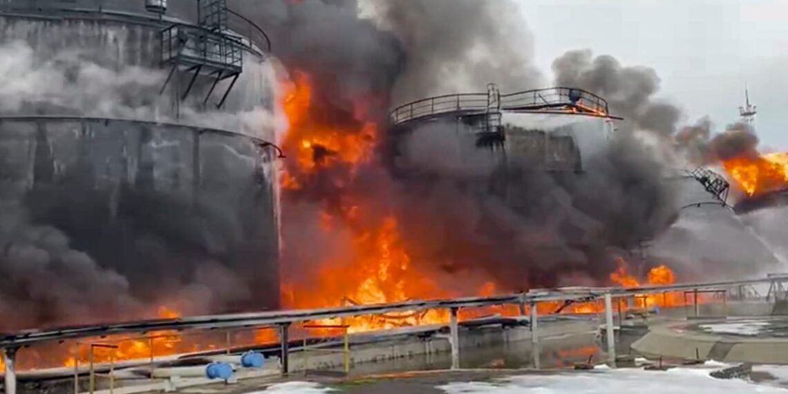 Grande incêndio em depósito de petróleo russo após ataque de drone transfronteiriço em Kiev