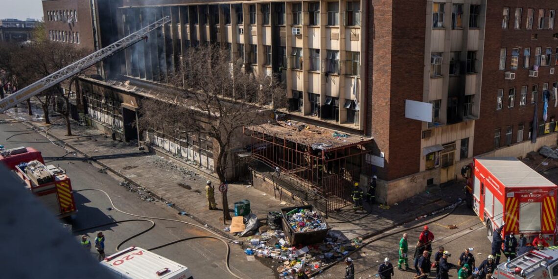 Homem 'iniciou incêndio em prédio na África do Sul que matou 76 para se livrar de outro corpo'