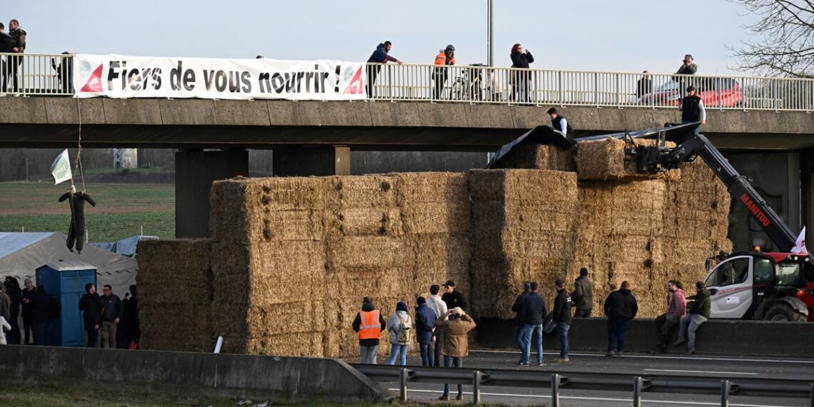 Milhares de agricultores franceses ‘cercam’ Paris enquanto bloqueiam autoestradas importantes em disputa salarial
