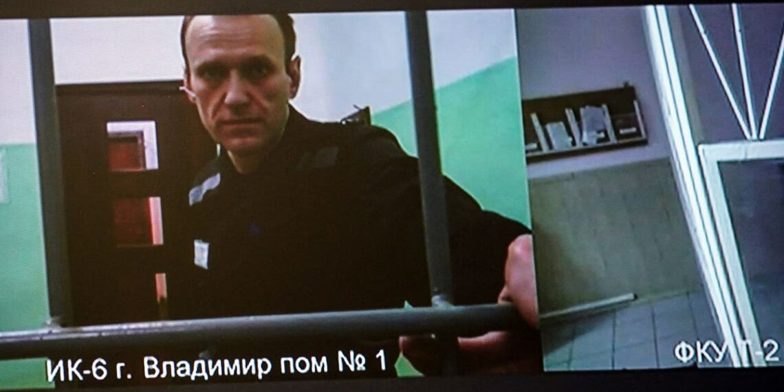 Navalny visto em vídeo na primeira aparição no tribunal desde a transferência para a brutal prisão do Ártico