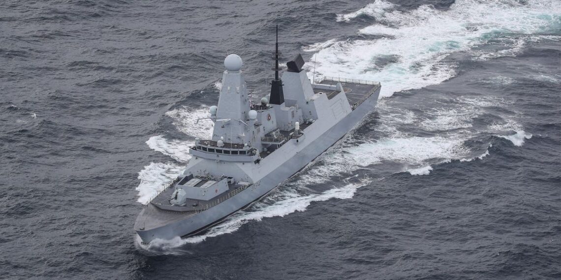 Navio de guerra britânico intercepta o maior ataque Houthi no Mar Vermelho até agora
