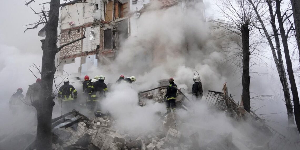 Número de mortos na Ucrânia sobe para 18 após grandes ataques com mísseis russos em Kiev e Kharkiv