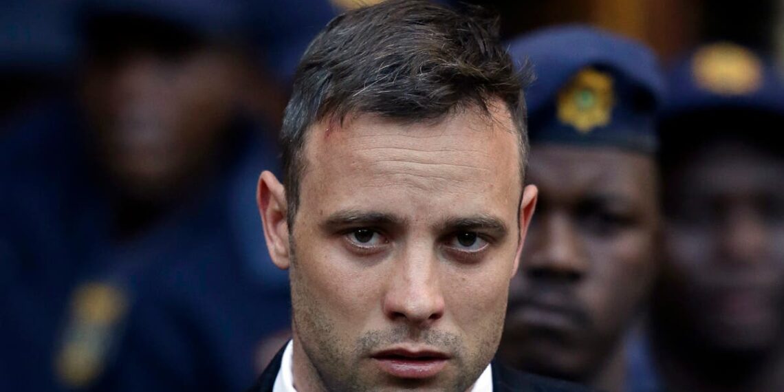 Oscar Pistorius é libertado da prisão 11 anos depois de matar a namorada modelo Reeva Steenkamp