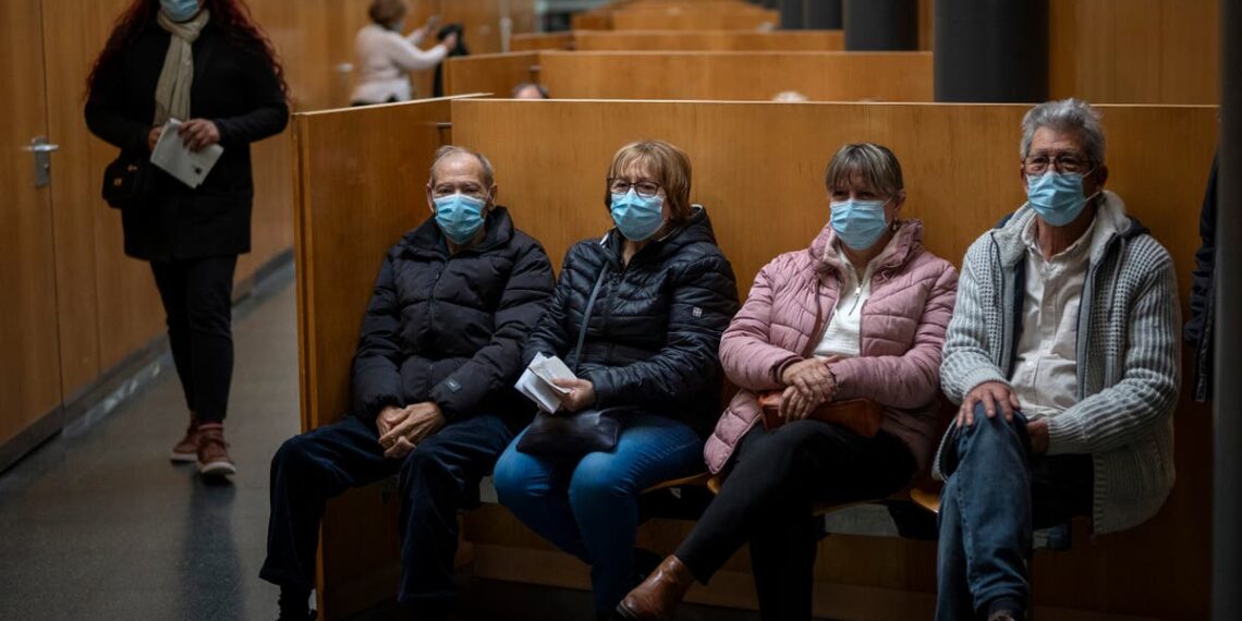 País europeu traz de volta máscaras obrigatórias em hospitais enquanto Covid aumenta novamente