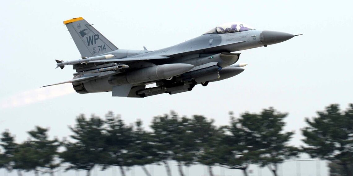 Piloto é ejetado com segurança após caça F-16 cair no mar na costa oeste da Coreia do Sul