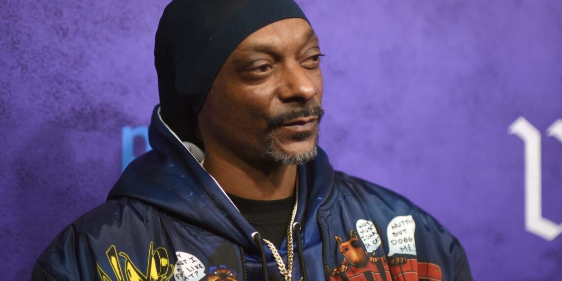 Snoop Dogg lidera um grupo de crianças desbocadas como treinador de futebol juvenil no filme 'The Underdoggs'
