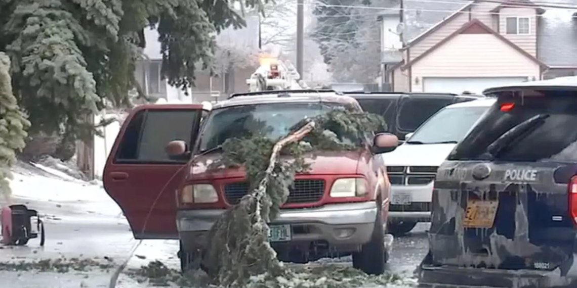 Três pessoas mortas após linha de energia cair em carro em meio a tempestades no Oregon