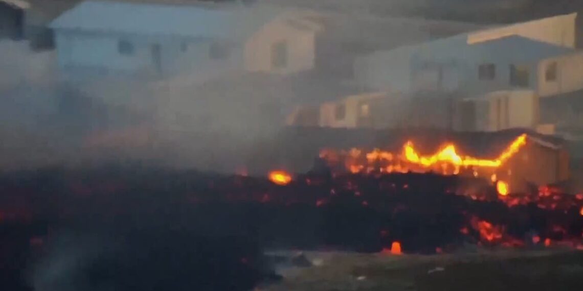 Vulcão na Islândia - mais recente: três casas de Grindavik queimam, mas as defesas de lava salvam o resto da cidade