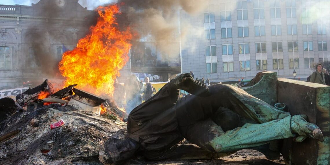 Agricultores derrubam estátua em protesto em Bruxelas enquanto 1.000 tratores bloqueiam estradas