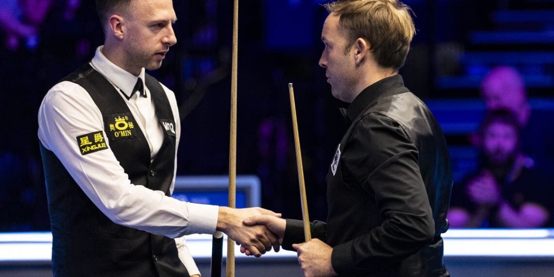 Ali Carter luta contra Judd Trump para chegar às semifinais em Telford