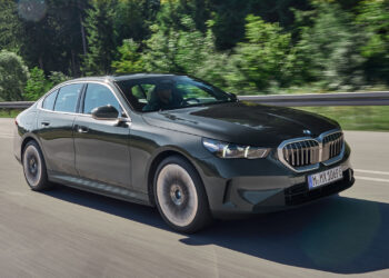 bmw 550e review 2024 01 tracking front