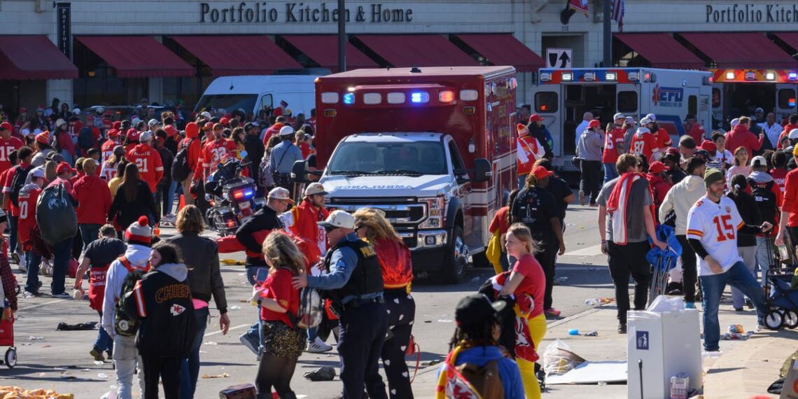 Dois homens acusados ​​de assassinato após tiroteio no desfile do Super Bowl do Kansas City Chiefs