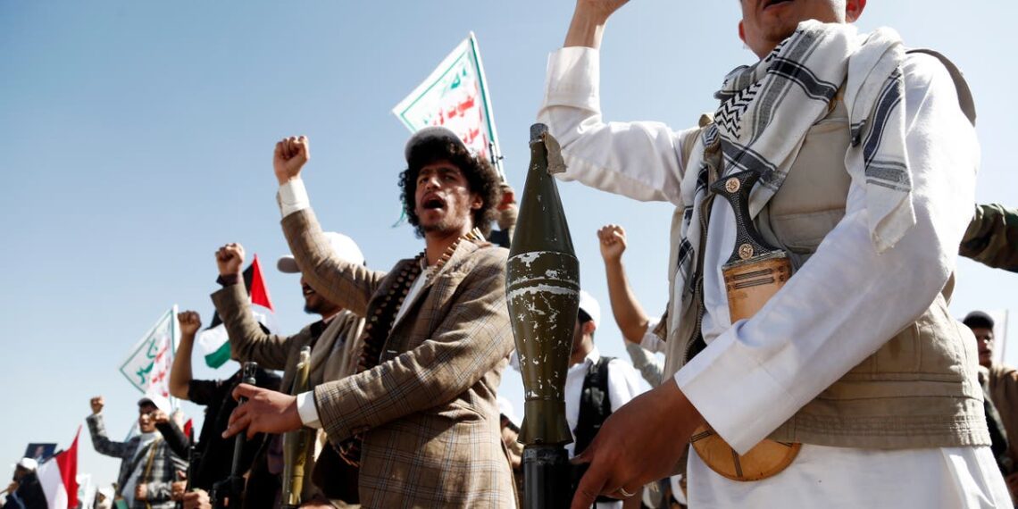 EUA e Reino Unido atingiram mais de uma dúzia de alvos Houthi no Iêmen