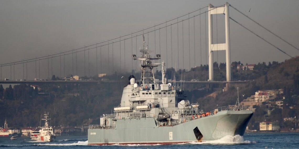 Guerra Ucrânia-Rússia ao vivo: Kiev 'destrói' navio do Mar Negro enquanto as tropas de Putin avançam ao longo de 'toda a linha de frente'