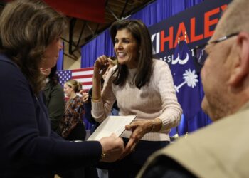 Haley corteja democratas e independentes na Carolina do Sul antes das primárias de sábado