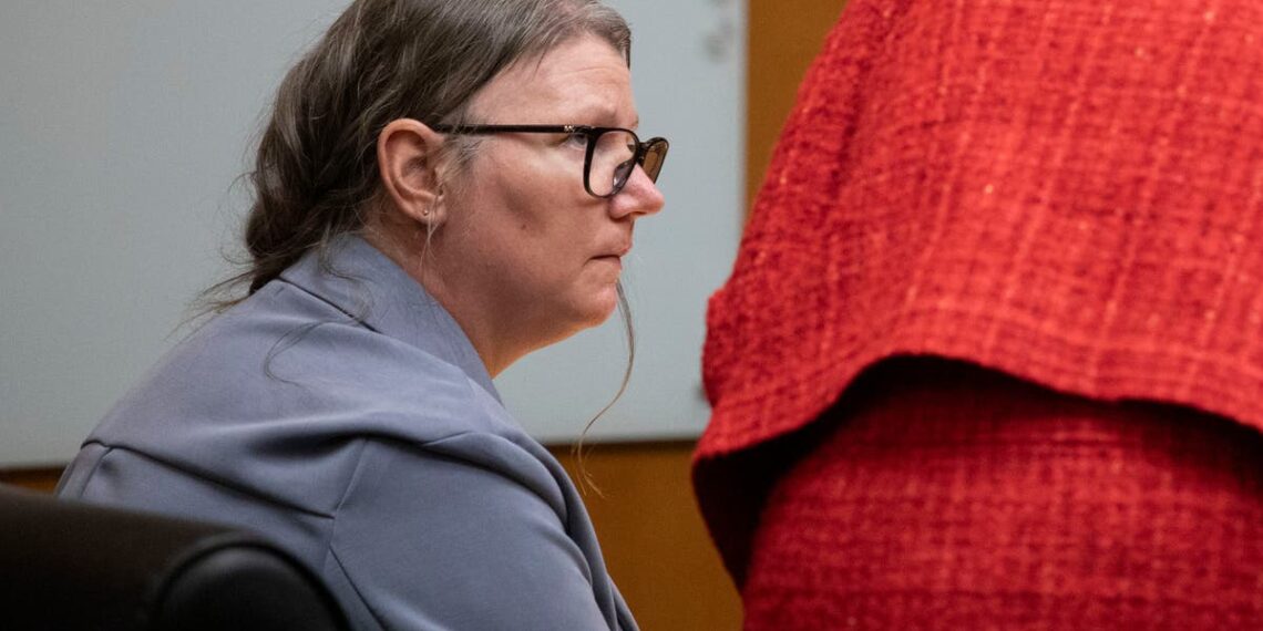 Julgamento de Jennifer Crumbley vê vídeo dramático de prisão após se esconder