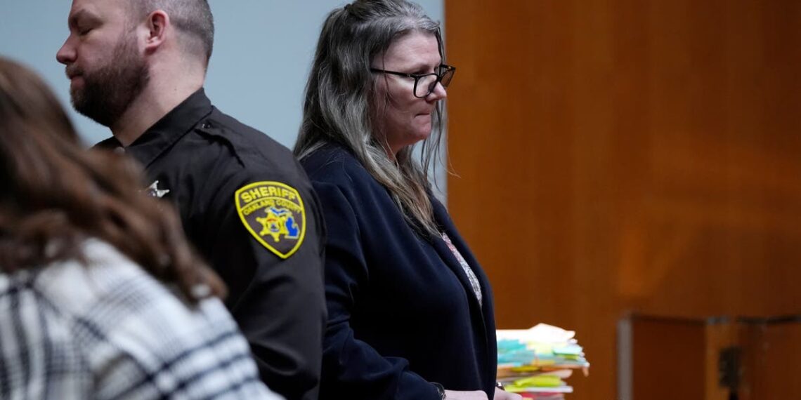 Julgamento de Jennifer Crumbley – ao vivo: a mãe do atirador da escola de Michigan não mostra nenhuma emoção ao ser considerada culpada de homicídio culposo