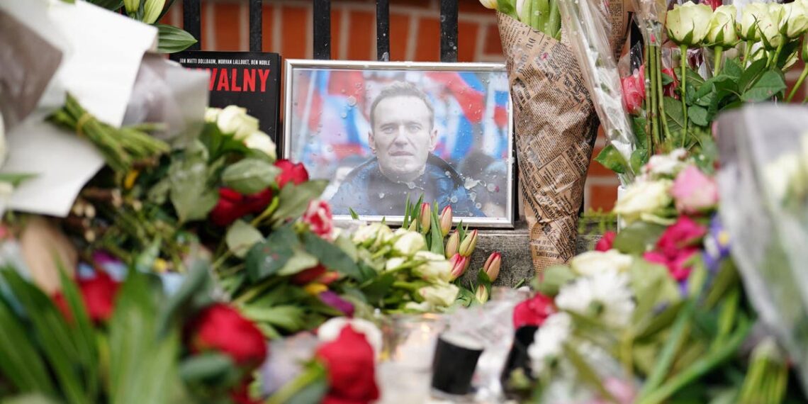 Morte de Alexei Navalny mais recente: 'corpo machucado do crítico de Putin visto no necrotério' enquanto mãe 'bloqueada no prédio'