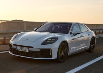 Novo Porsche Panamera E-Hybrid obtém 536 cv e alcance EV de 95 quilômetros