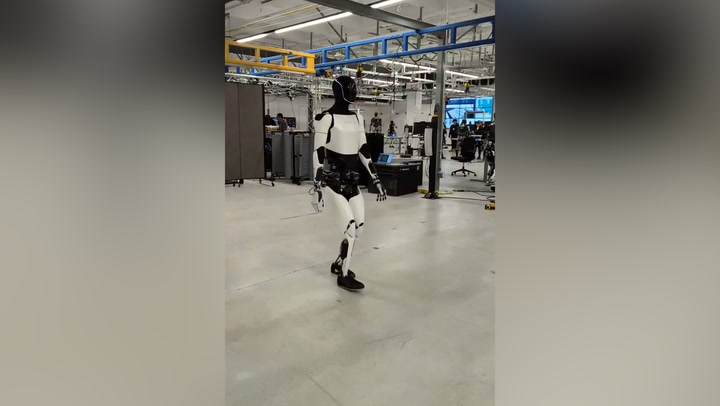 O robo Optimus da Tesla da um passeio pelo laboratorio