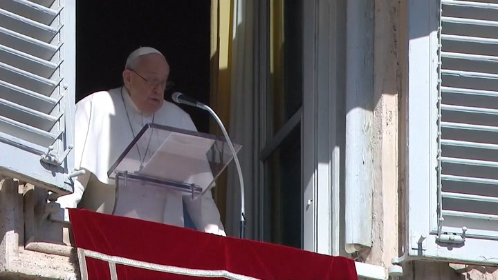 Papa faz oracoes de domingo na janela do Vaticano apos