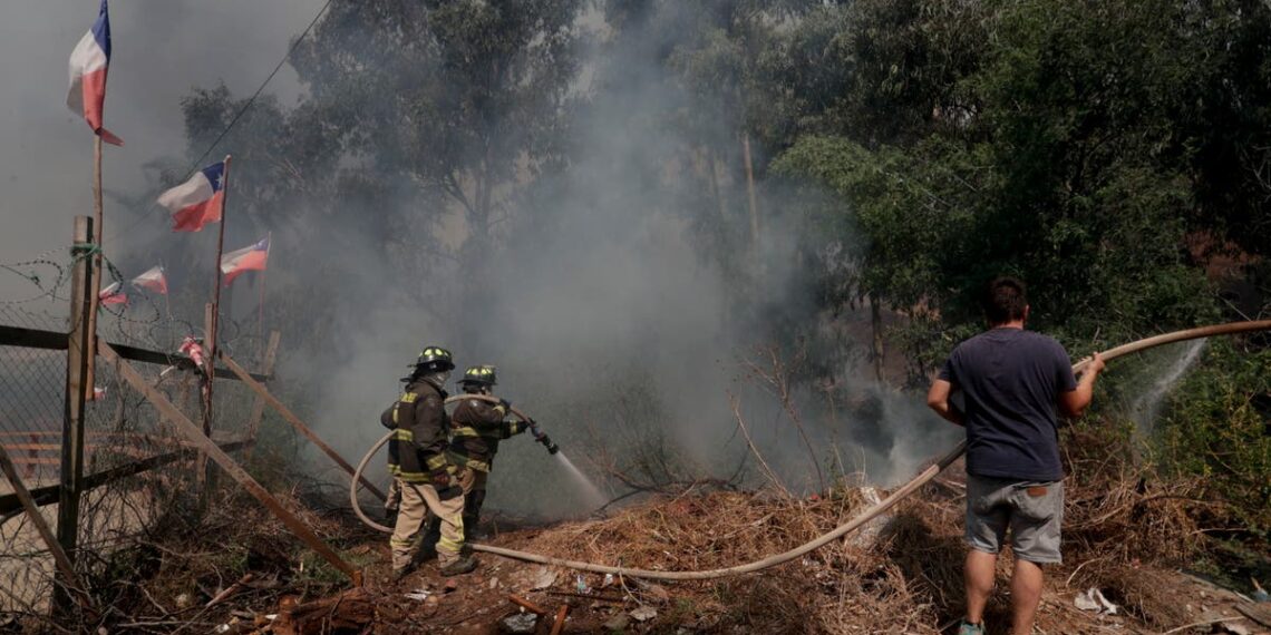 Pelo menos 51 mortos em incêndios florestais cercam cidade turística do Chile, com número de vítimas subindo “muito mais”