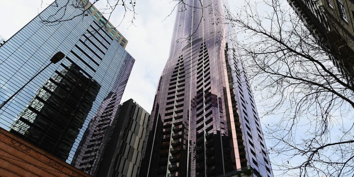 Polícia prende francês que escalou torre residencial de 500 pés em Melbourne sem arnês